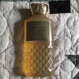 Snowflakes and Cashmere Shower Gel